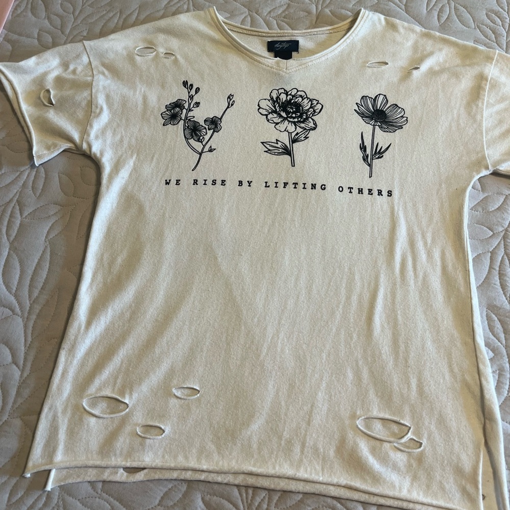 Daytrip girls medium t shirt BUCKLE